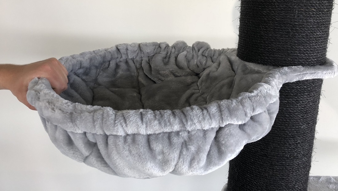 Arranhador para gatos Maine Coon Tower Plus, preto e cinza.