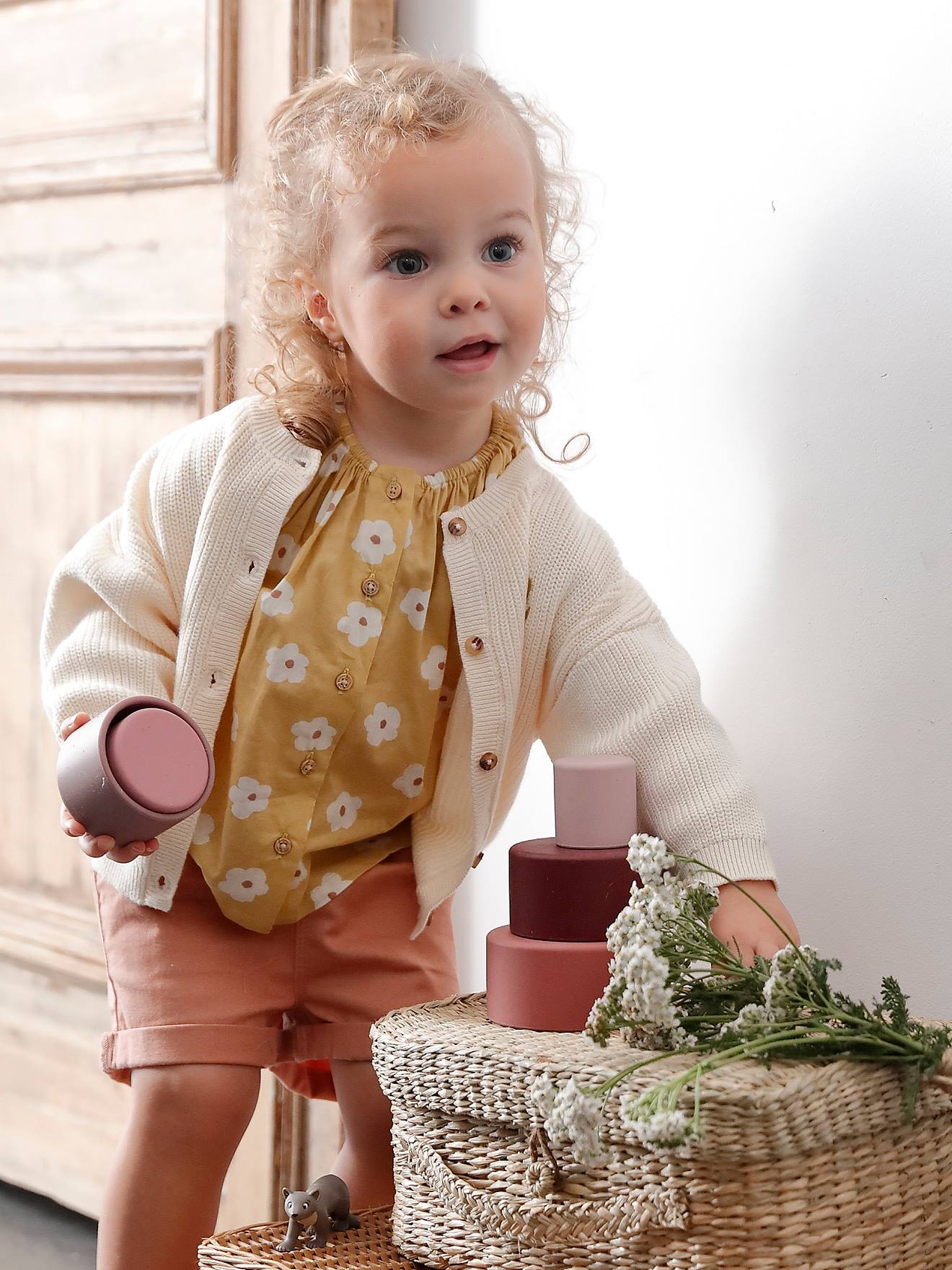 Casaquinho de tricô inglês cru com estampa iridescente para bebê