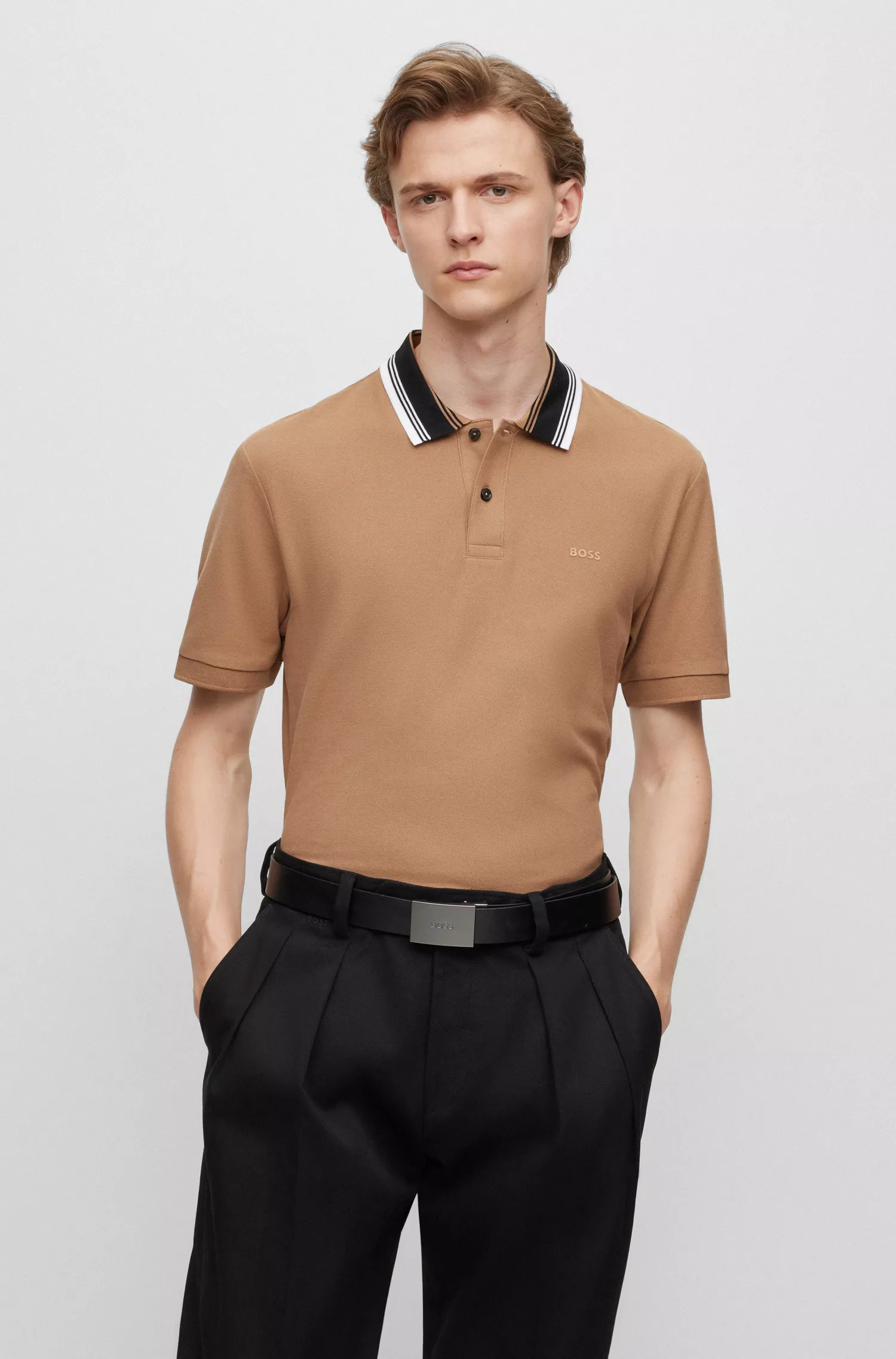 Camisa polo BOSS preta em piqué de algodão, corte slim, com gola listrada.