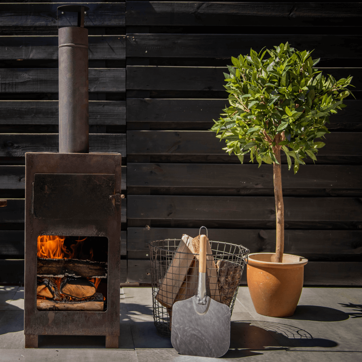 Esschert Design Terraskachel met pizzaoven roestkleurig