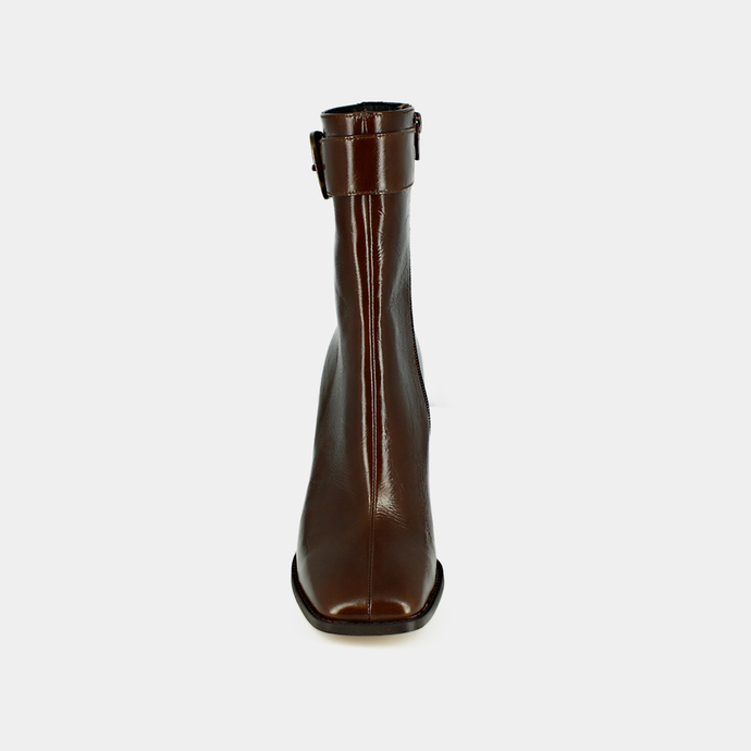 Bottines à talons et boucles  en cuir brillant marron