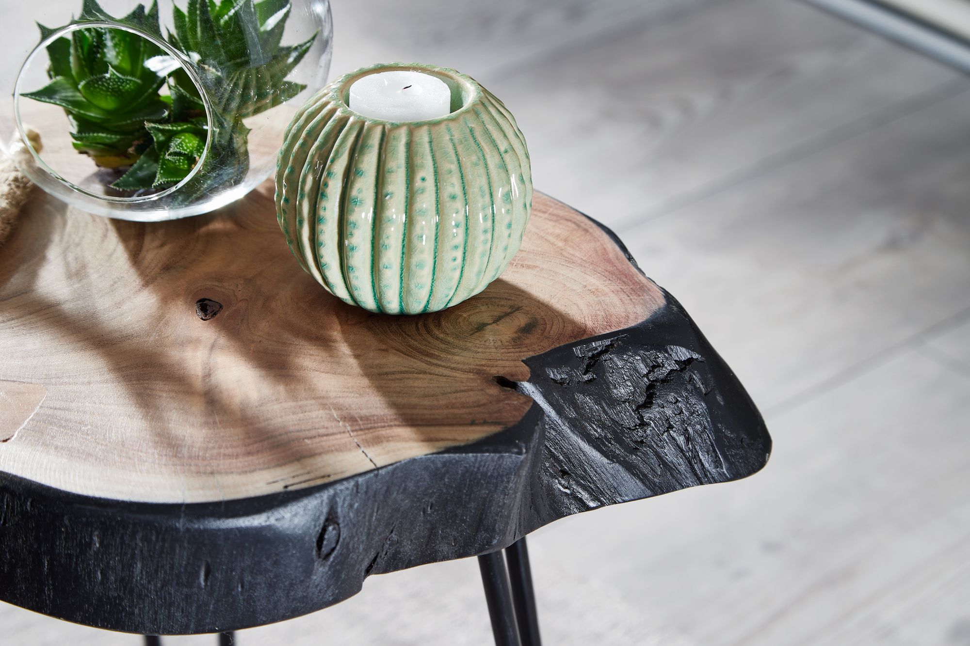 KADIMA DESIGN Massivholz Beistelltisch, Industrial-Stil, Handgefertigt, Baumkante Design