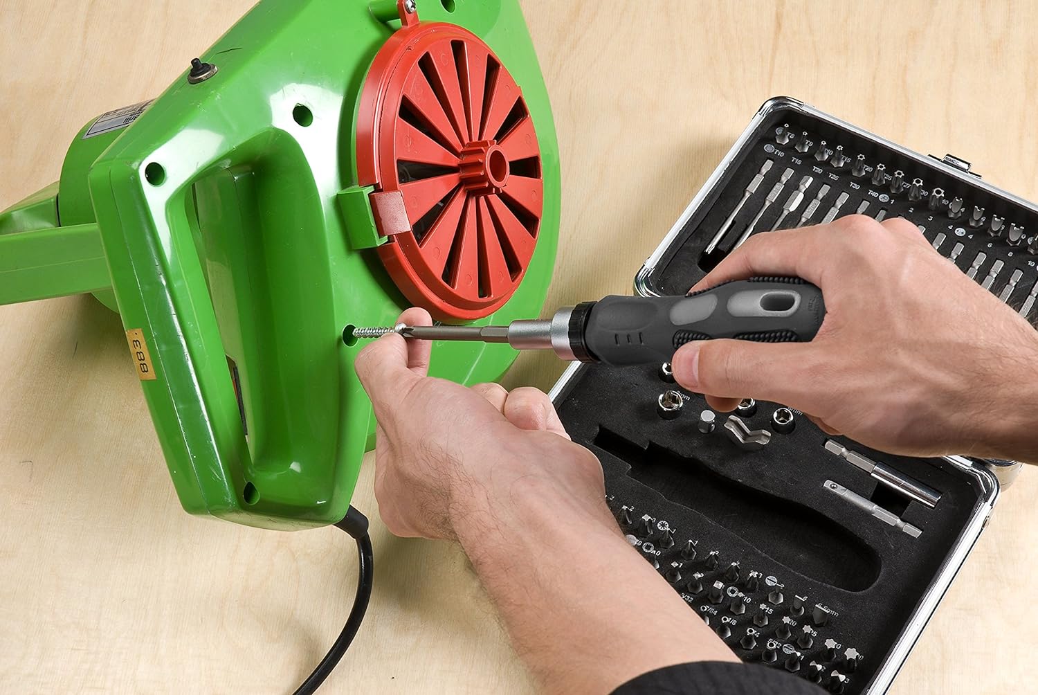 kwb Power Bit-Box 92-tlg 'inkl. Bits, Bithalter mit Dauermagnet, langer Bithalter Sechskant-Schaft und Ratschen-Handgriff in stabilem Metallkoffer