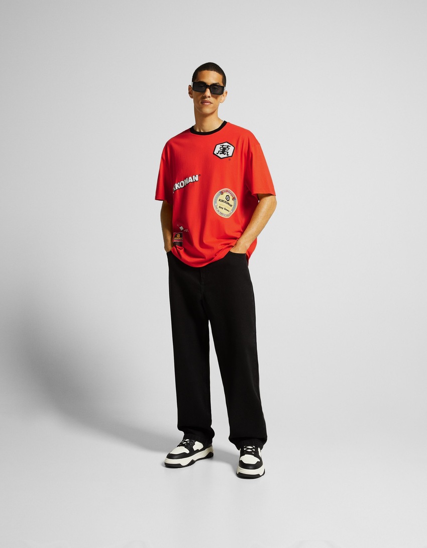Camiseta de manga curta Kikkoman com estampa e modelagem quadrada.