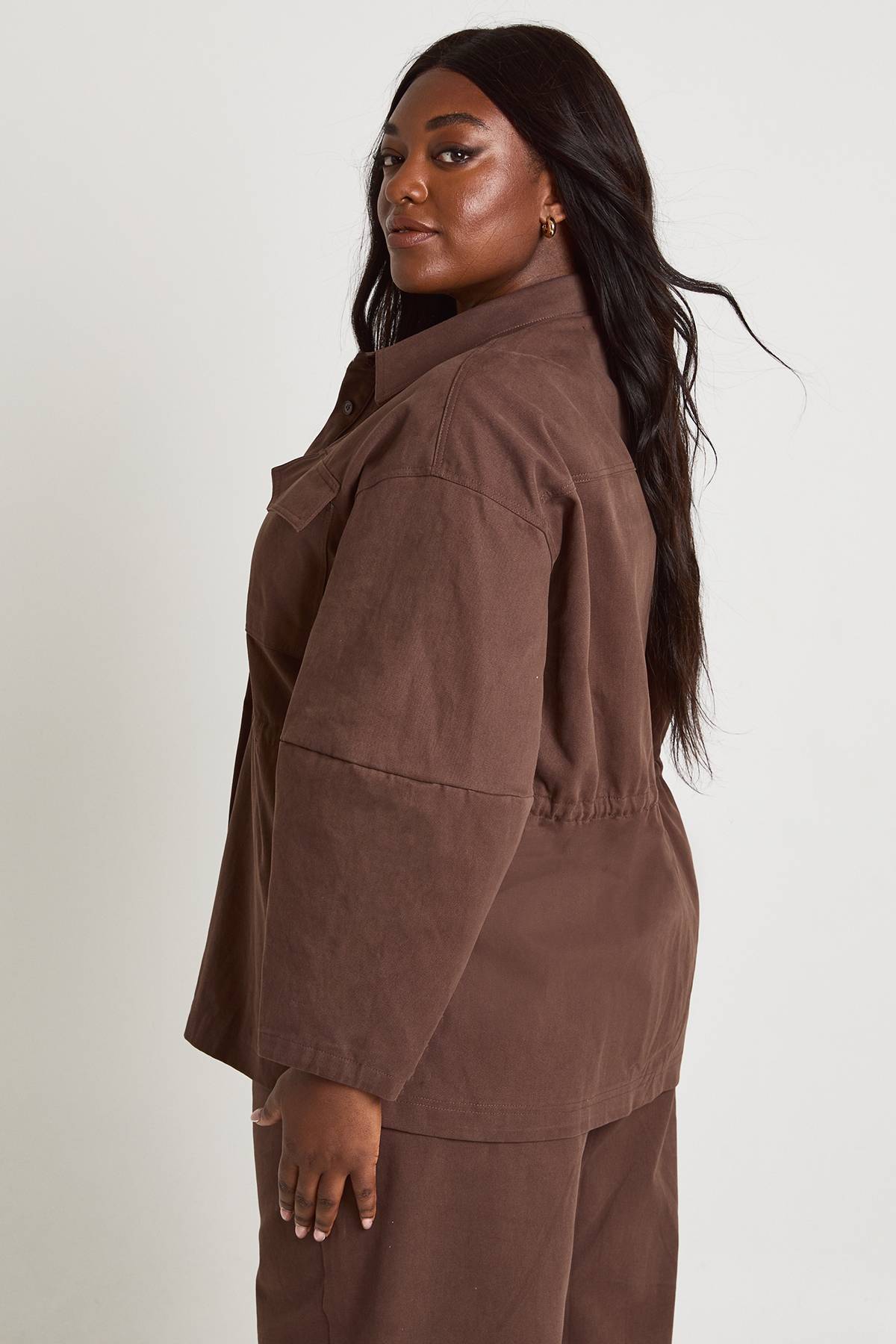 boohoo Chemise Cintrée À Col En Sergé Grande Taille
