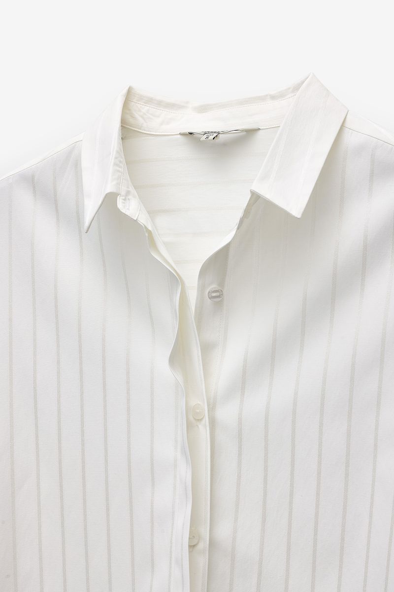 CAMISA LARGA ACETINADA COM RISCAS