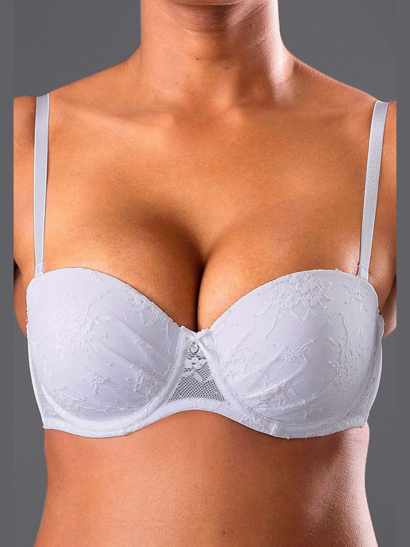 Soutien-gorge push-up. nombreuses façons de le porter