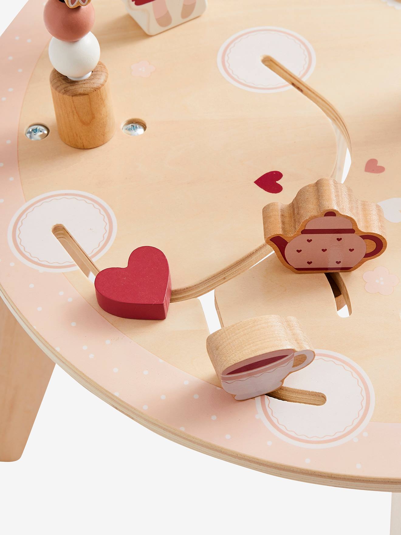 Mesa de atividades Attic em madeira lisa bege escura com certificação FSC® e detalhes decorativos.