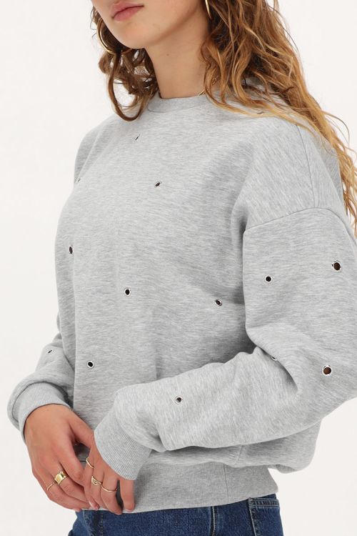 Lichtgrijze sweater met open studs