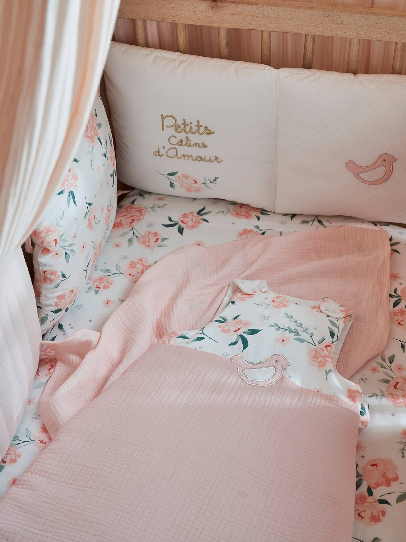 Bolsa sem mangas em chiffon de algodão na cor rosa claro lisa, cor Eau de Rose, com estampas.
