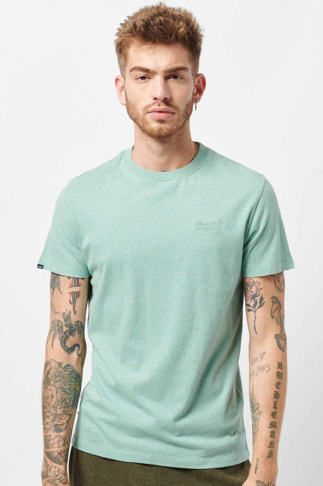 Camiseta de algodão orgânico com logotipo vintage bordado.