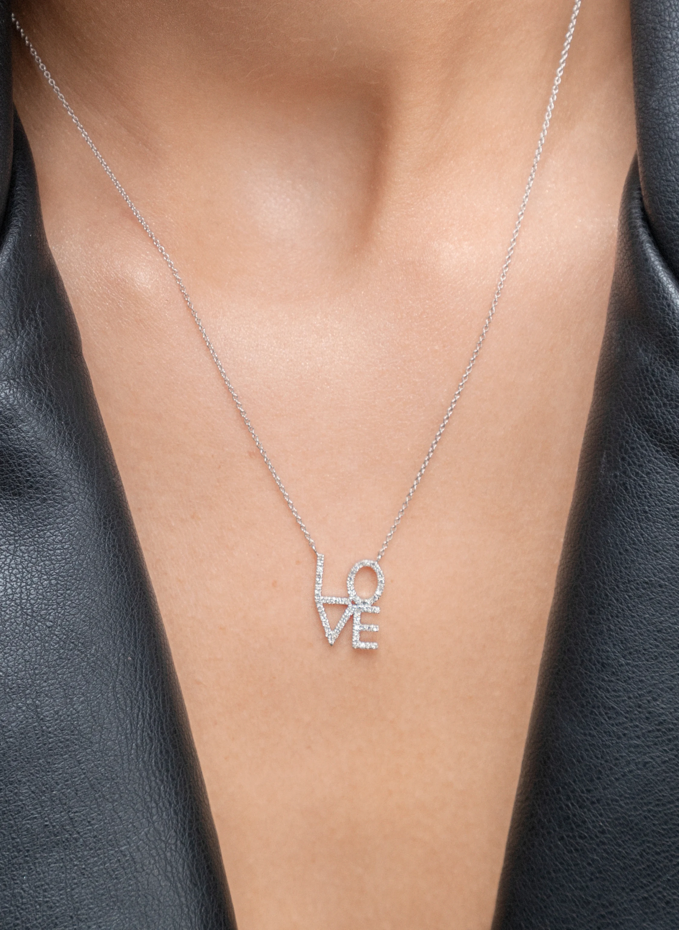Leaf Halskette LOVE aus 18 Karat Weißgold mit Diamanten