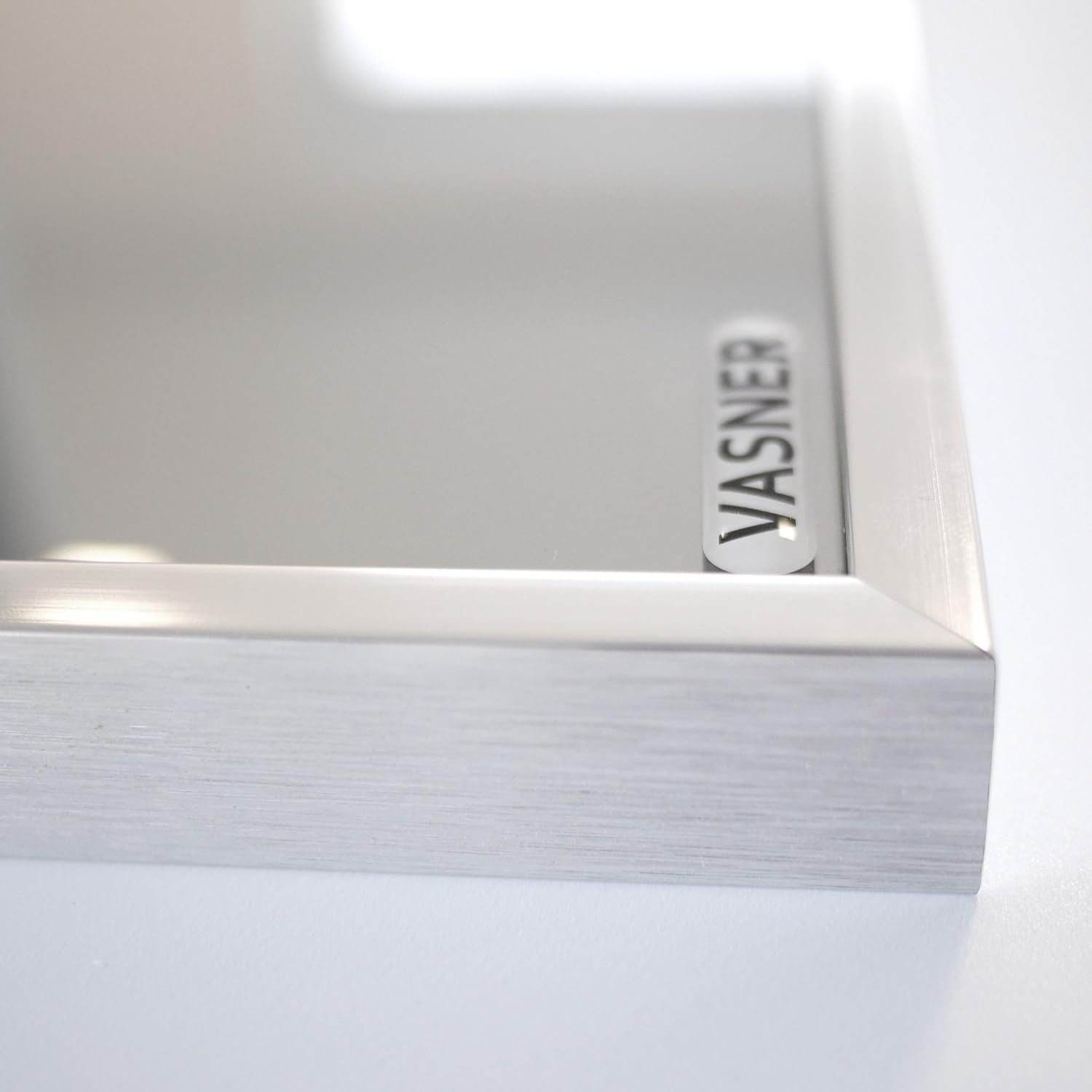 VASNER Zipris S Infrarotheizung Spiegel mit Chrom-Rahmen – Flächenheizung Spiegelheizung Elektroheizung - 100% Made in Germany (700 Watt)