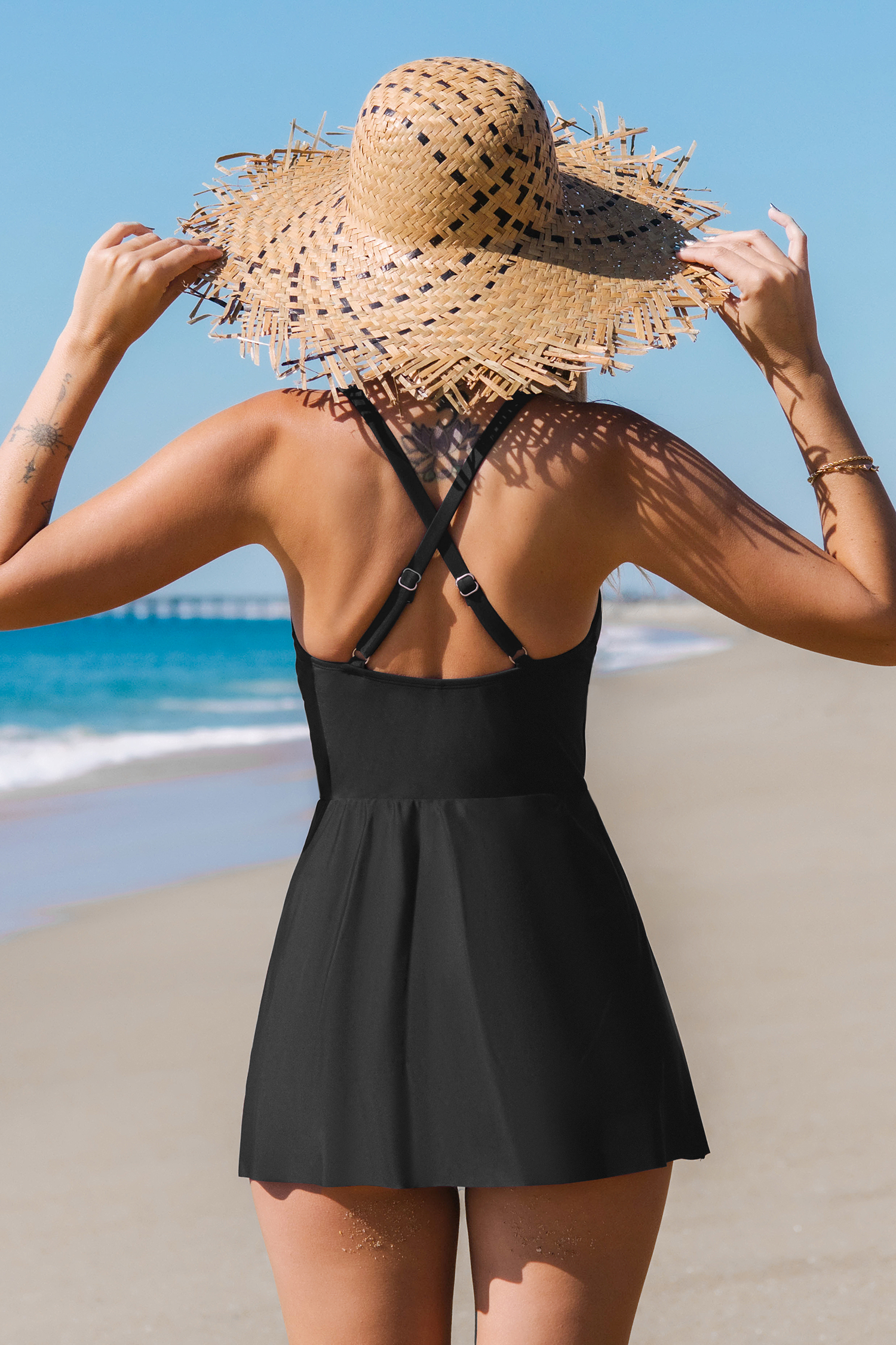 Robe de bain à col en V et volants noire