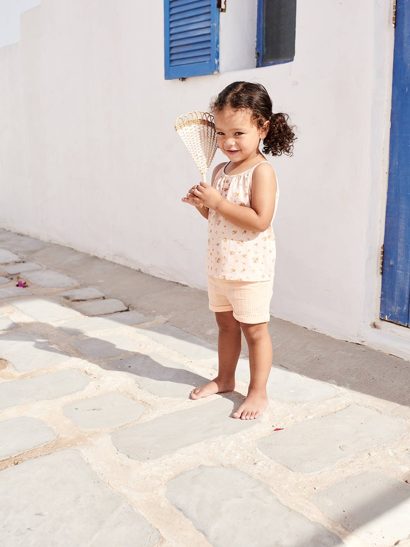 Calções de bebé com cintura elástica em chiffon de algodão liso cor laranja claro.