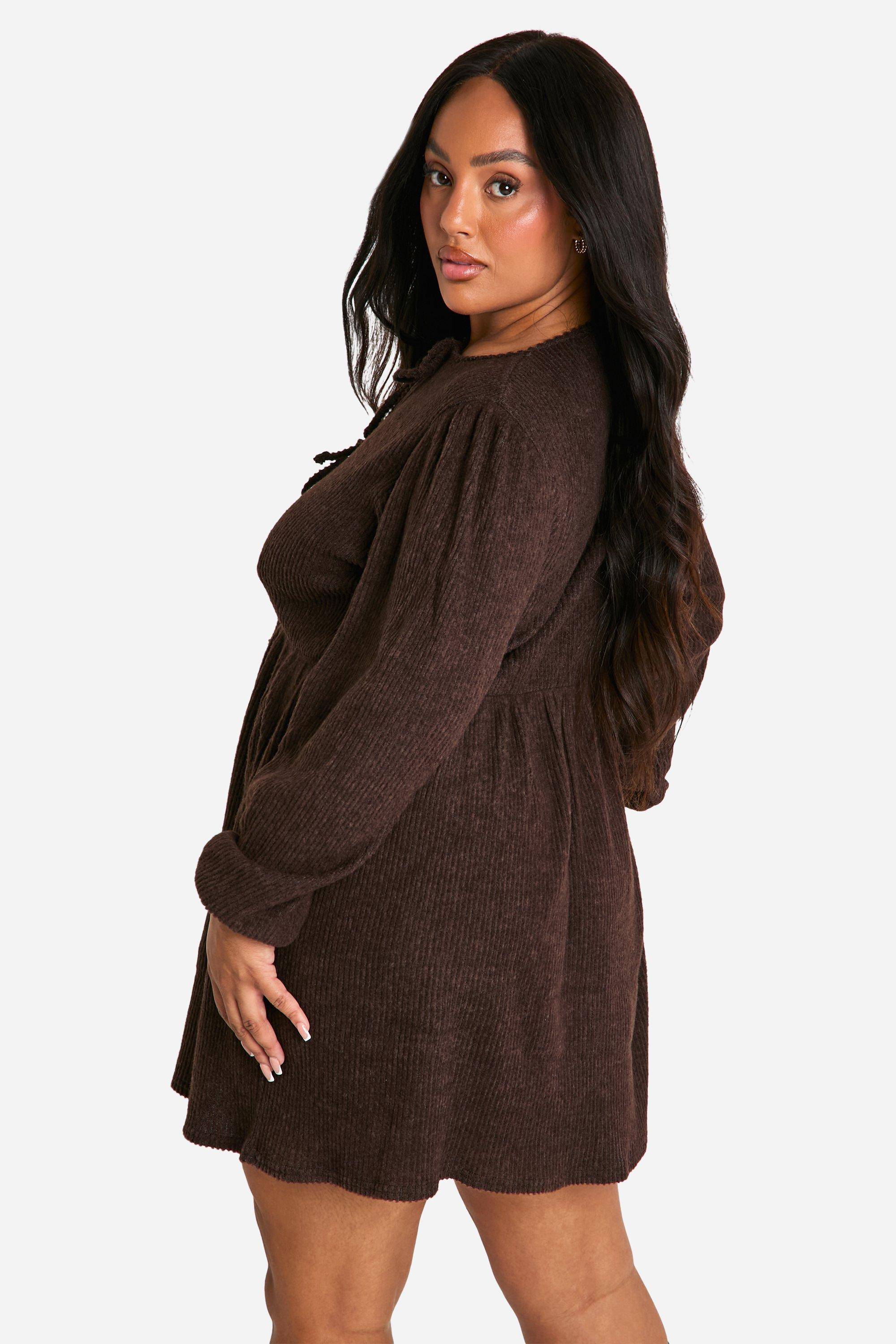 boohoo Robe smockée grande taille en jersey côtelé doux à nouer à l'avant