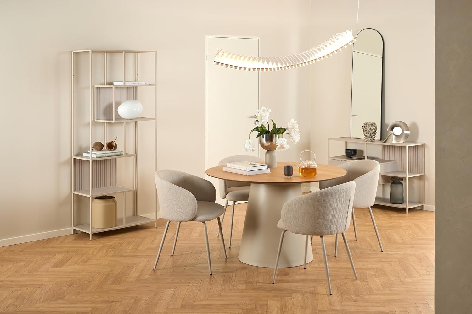 Esszimmerstuhl >Eleanor< 2er-Set mit Armlehnen, Stoffbezug in Beige, pulverbeschichtetes Stahlgestell in Grau-beige, hoher Sitzkomfort & langlebige Qualität, modern & robust, 55,5x79x55cm (BxHxT).