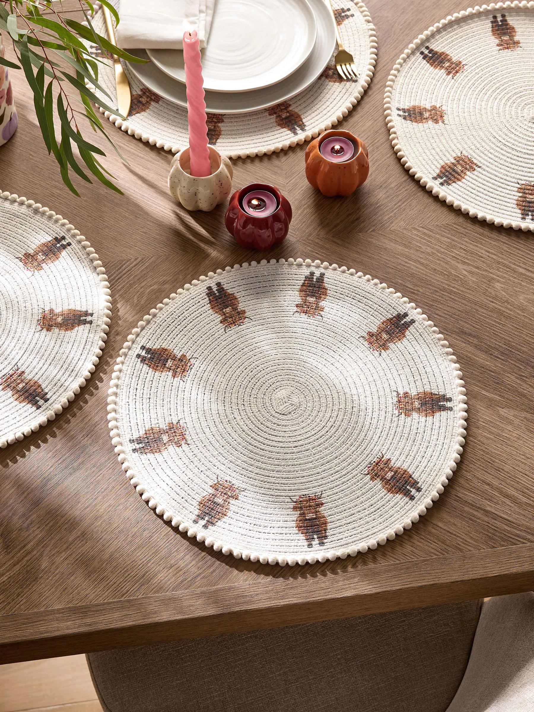 Set van 4 Hamish The Highland Cow placemats met pomponrand