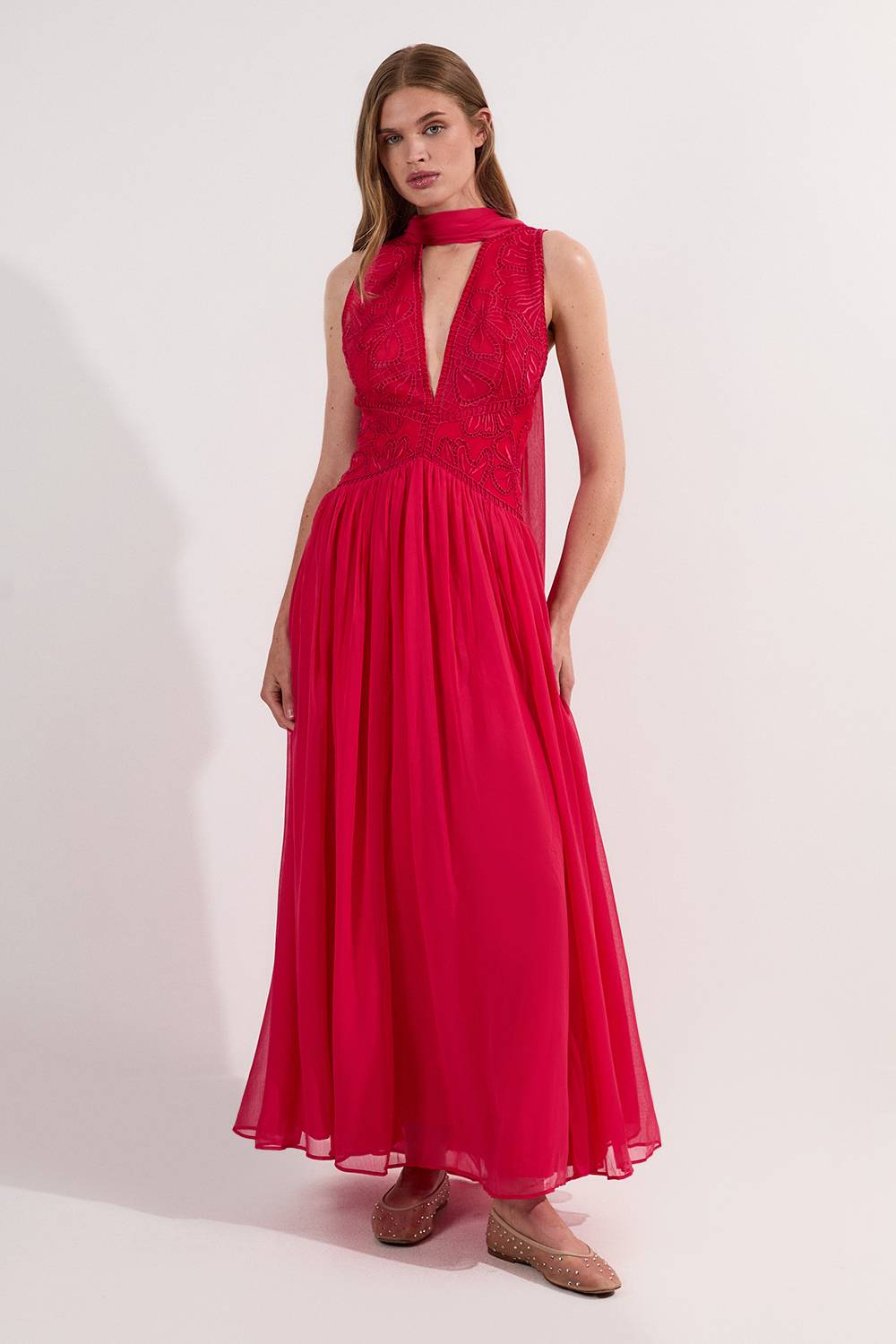 KarenMillen Robe Midi de Bal en Tissu Froissé à Col V Profond avec Appliqués Brodés