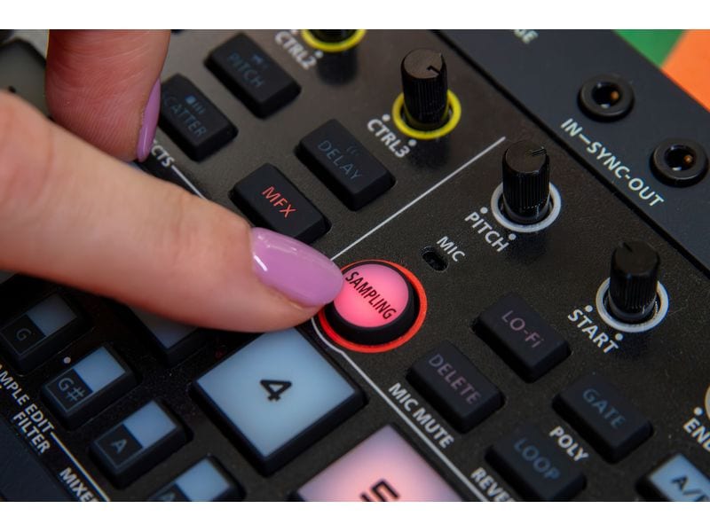 Roland Synthesizer AIRA P-6 Creative Sampler Kombiniert die berühmte Roland Sampling-Technologie mit fortschrittlichem Granular-Sounddesign und einem leistungsstarken Sequenzer in einem Gerät im Taschenformat
