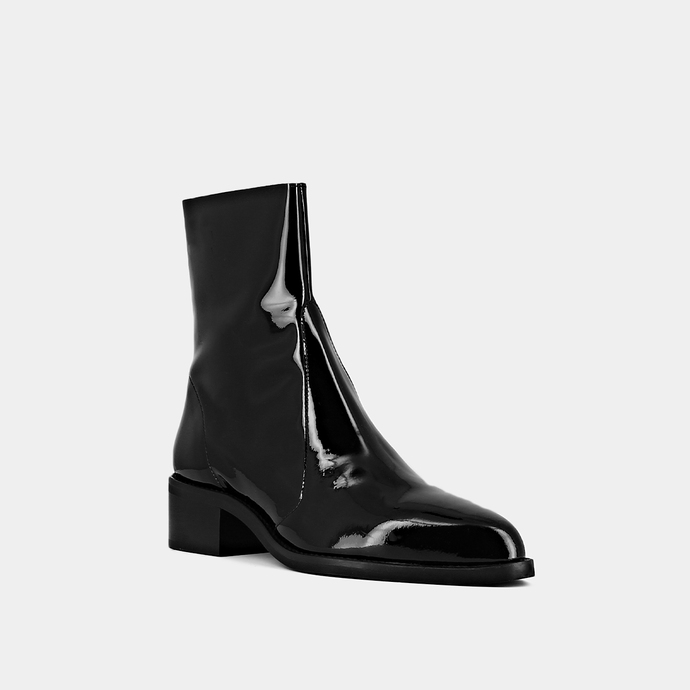 Bottines à bouts pointus  en vernis noir