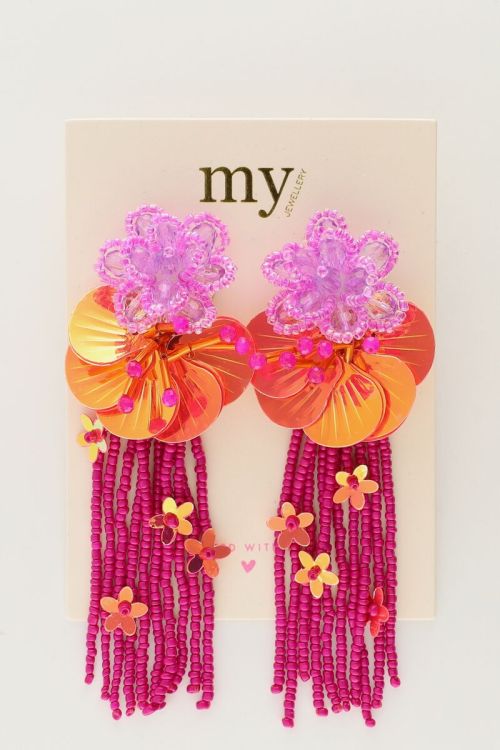 Island oorhangers met bloemen en roze slierten