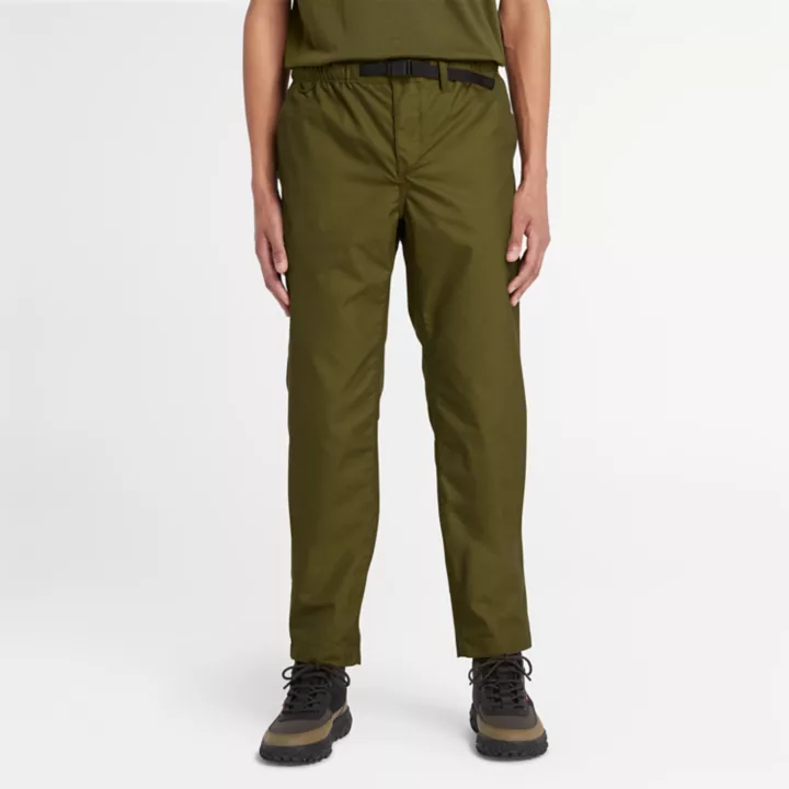 Calças confortáveis e elásticas para homem na cor verde.