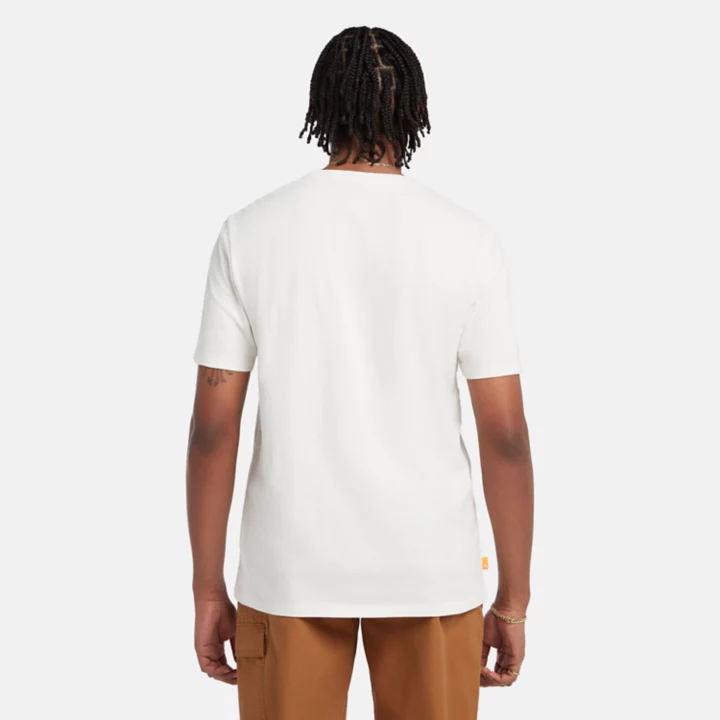 Camiseta masculina branca com estampa de árvore camuflada.