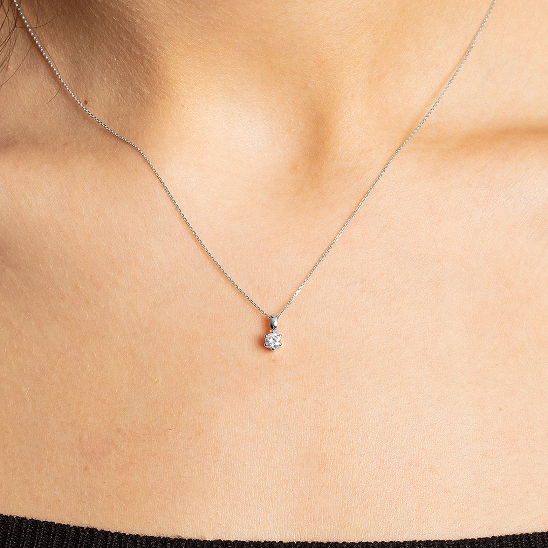 Collier mit Anhänger 750/18 K Weissgold mit Diamant 0.15 ct H/si