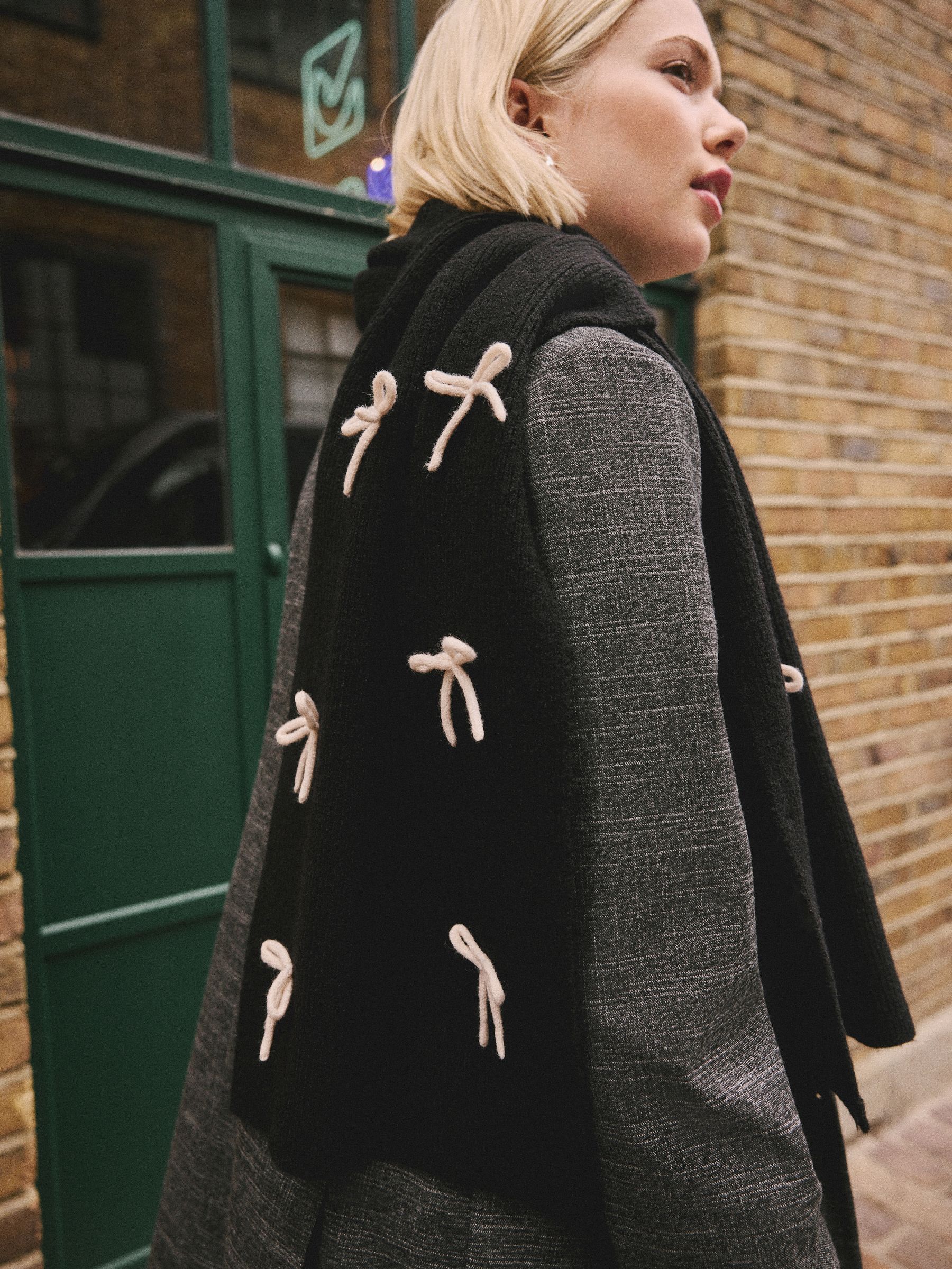 Black 3D Bow - Knitted Heavyweight Scarf