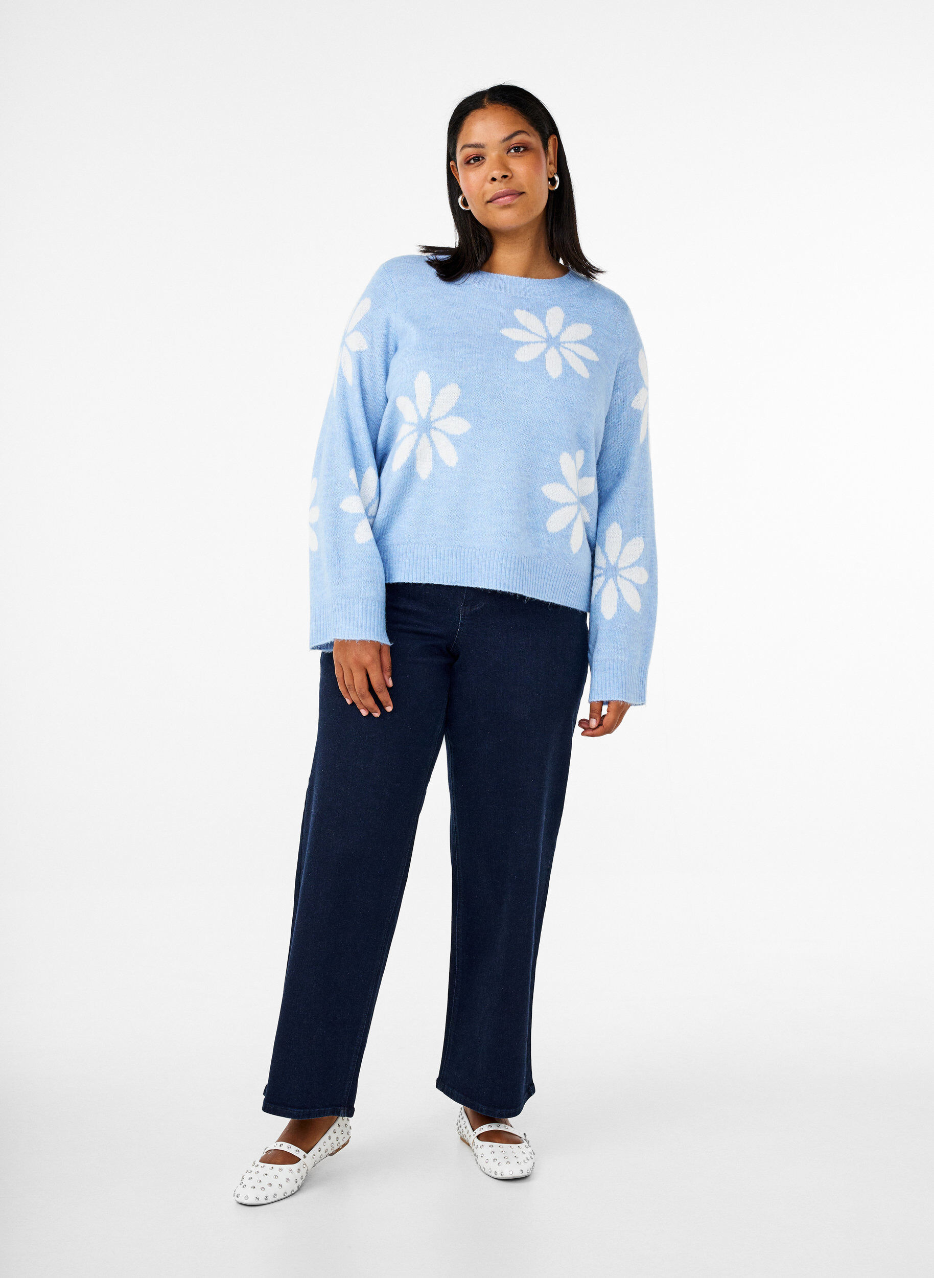 Strikbluse med blomster