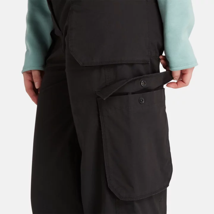 Calça utilitária feminina em tecido plano na cor preta.