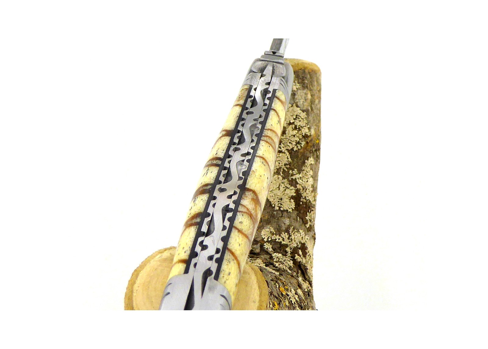 VENDU - Couteau Laguiole avec un manche en corail Fossile Tigré et une lame Damas