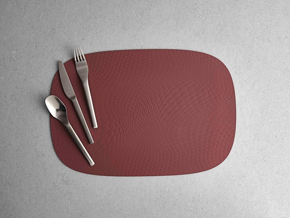 Aida  Karim Rashid Bordeaux dækkeserviet - 45x30,6 cm.