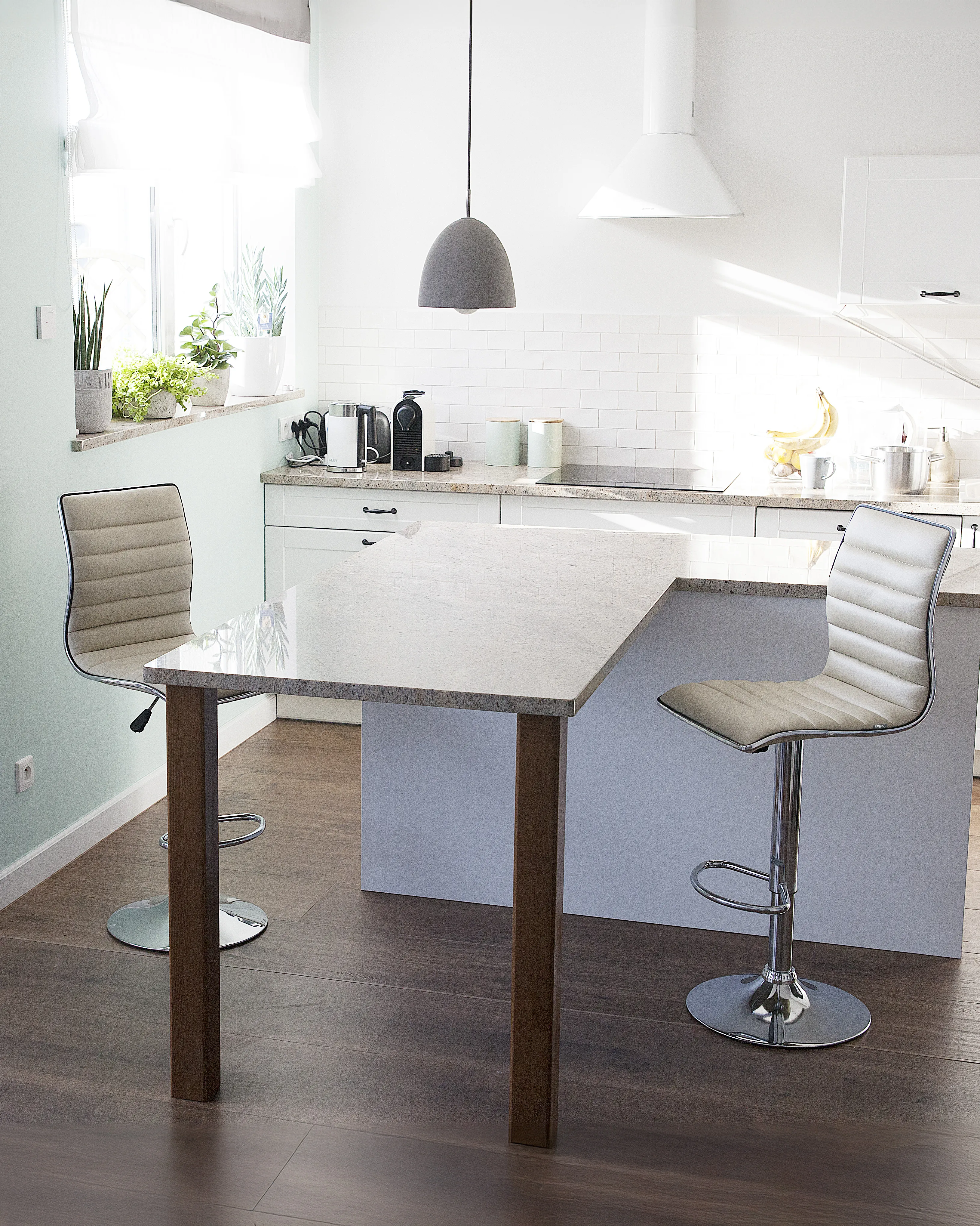 Set van 2 barstoelen LUCERNE Kunstleer draaibaar Lichtbeige