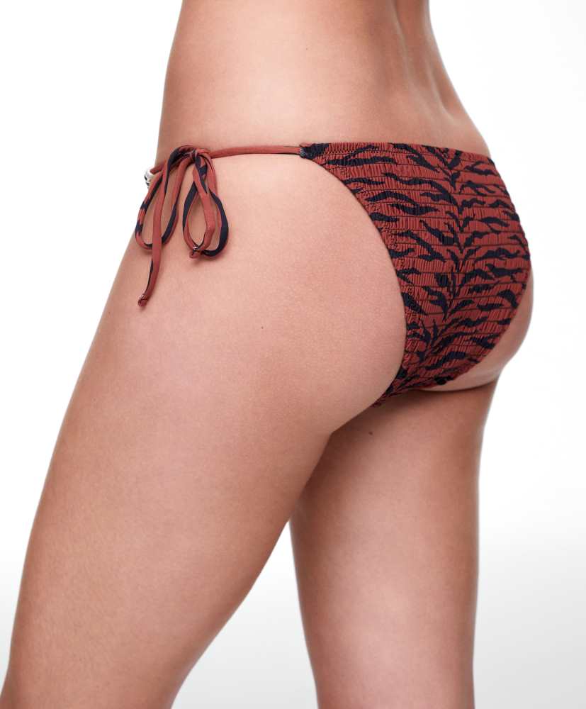 Calcinha de biquíni com detalhe franzido e amarração.