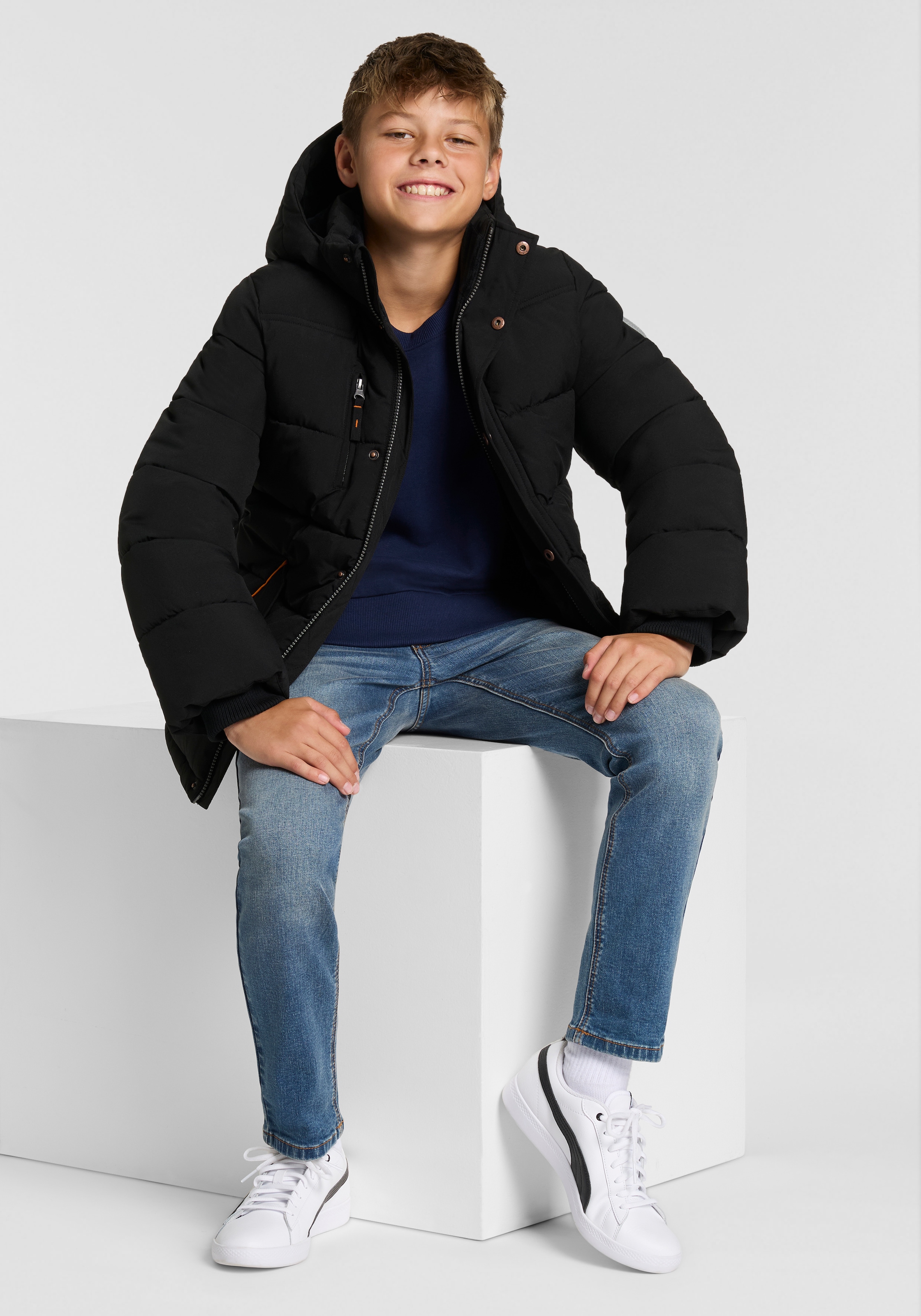 KIDSWORLD Outdoorjacke »Winterwarme Jacke, gesteppt« mit Kapuze Trendige Winterjacke mit refklektierenden Details