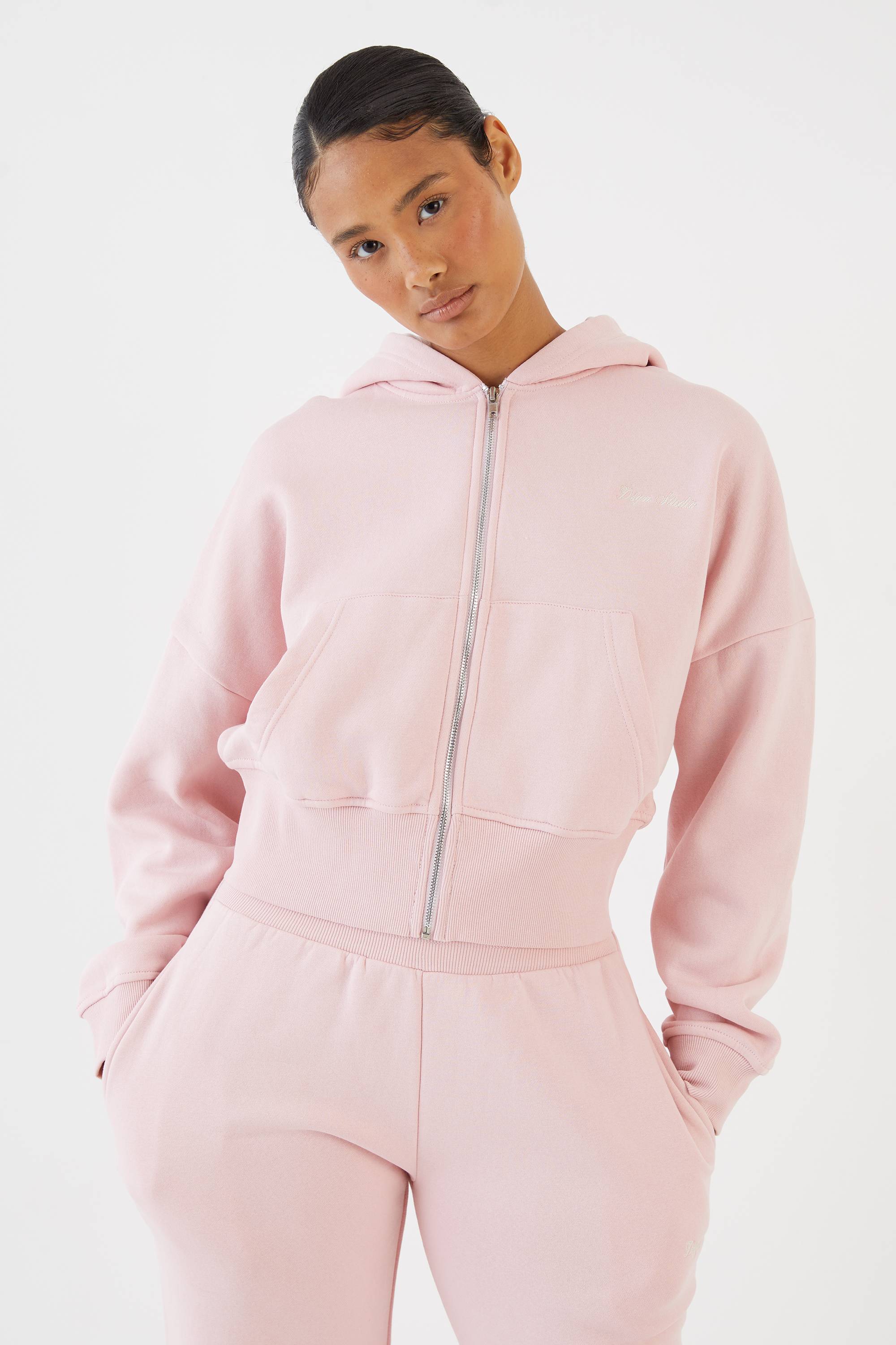 Ensemble De Jogging À Casynthétiqueche Crop Boxy Avec Ourlet Profond Et Fermeture Zippée Dsgn Studio
