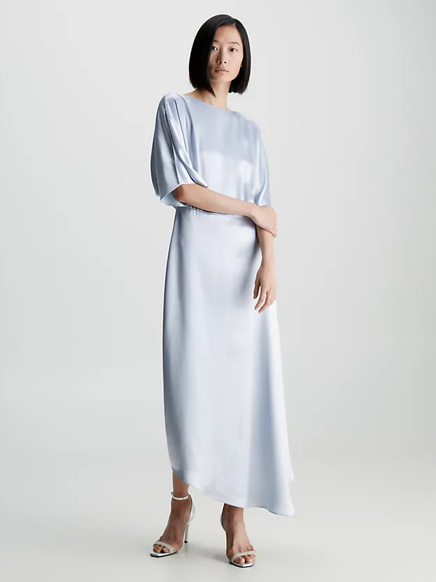 Vestido midi de cetim com mangas fendidas.