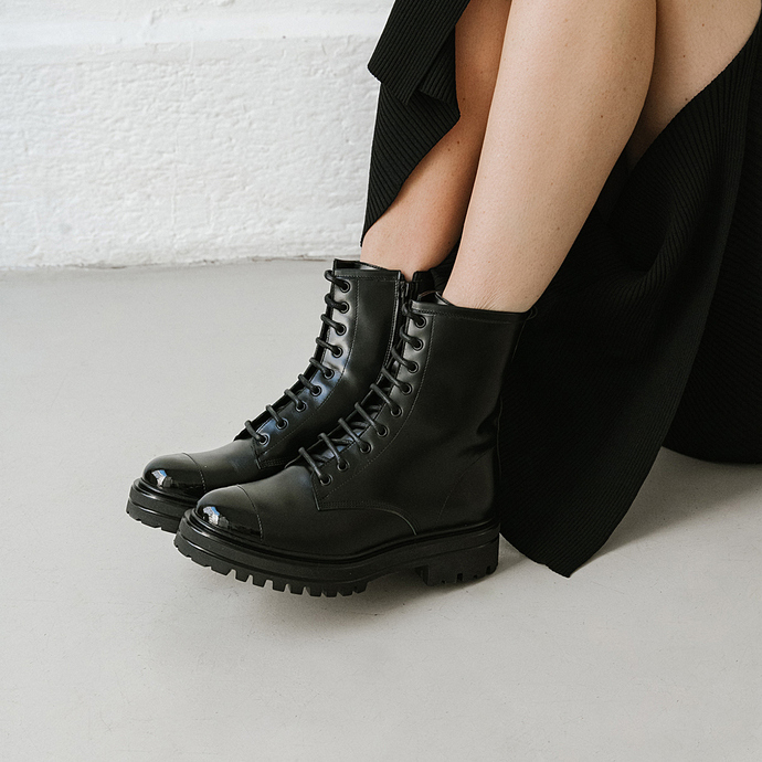 Boots à semelles crantées et lacets  en cuir et vernis noir