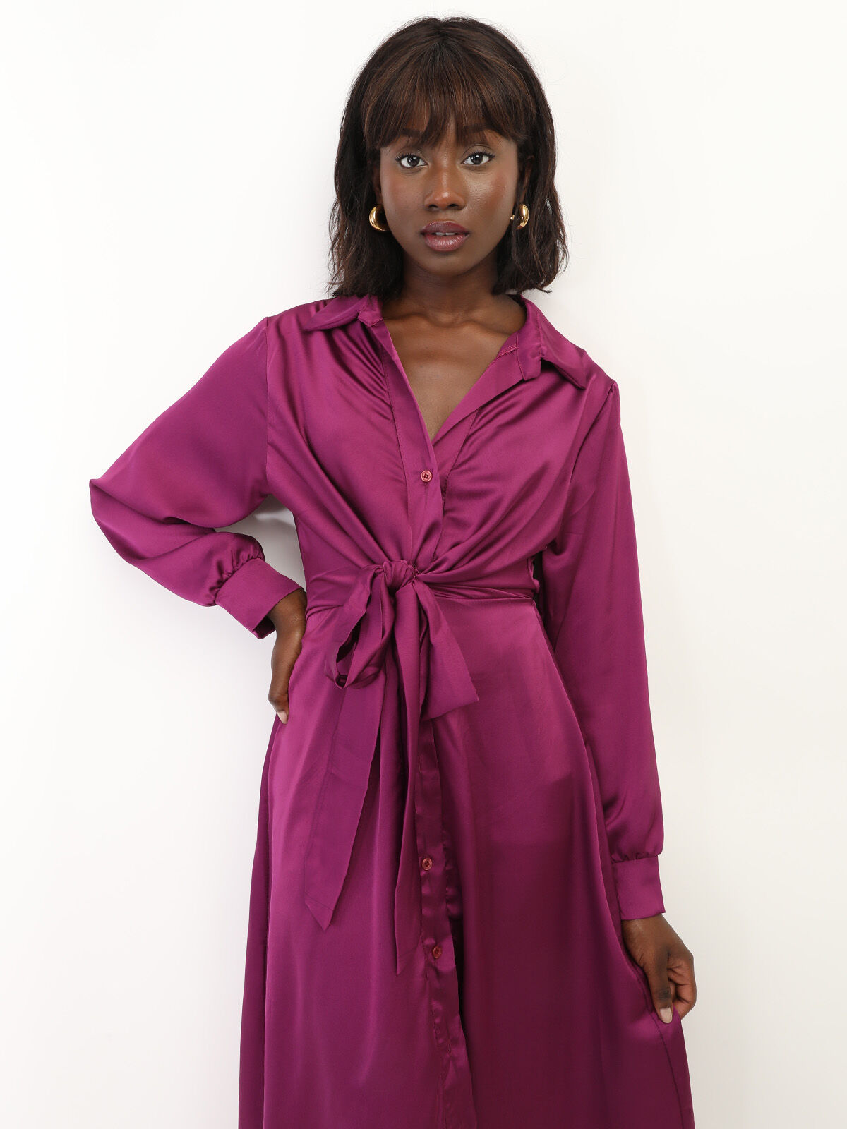 Robe chemise longue et satinée à nouer- Fuchsia foncé
