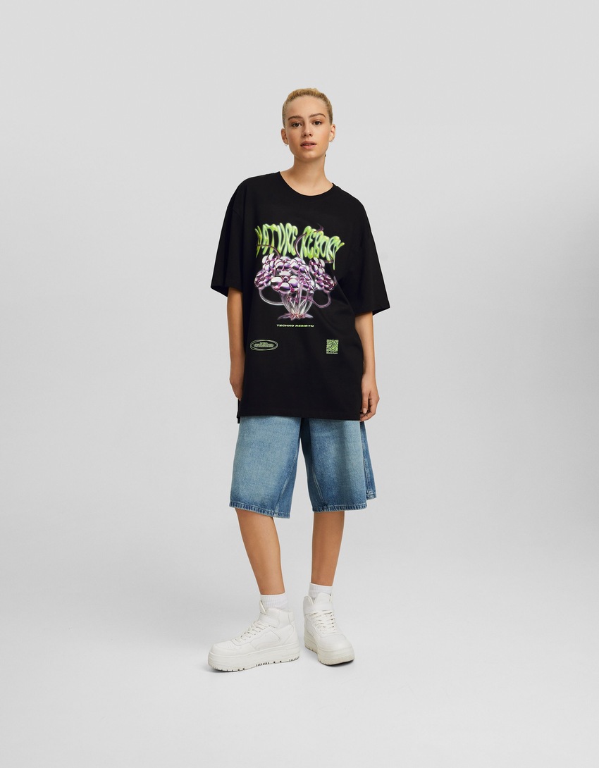 Camiseta Bershka Wearable Art com estampa e modelagem quadrada