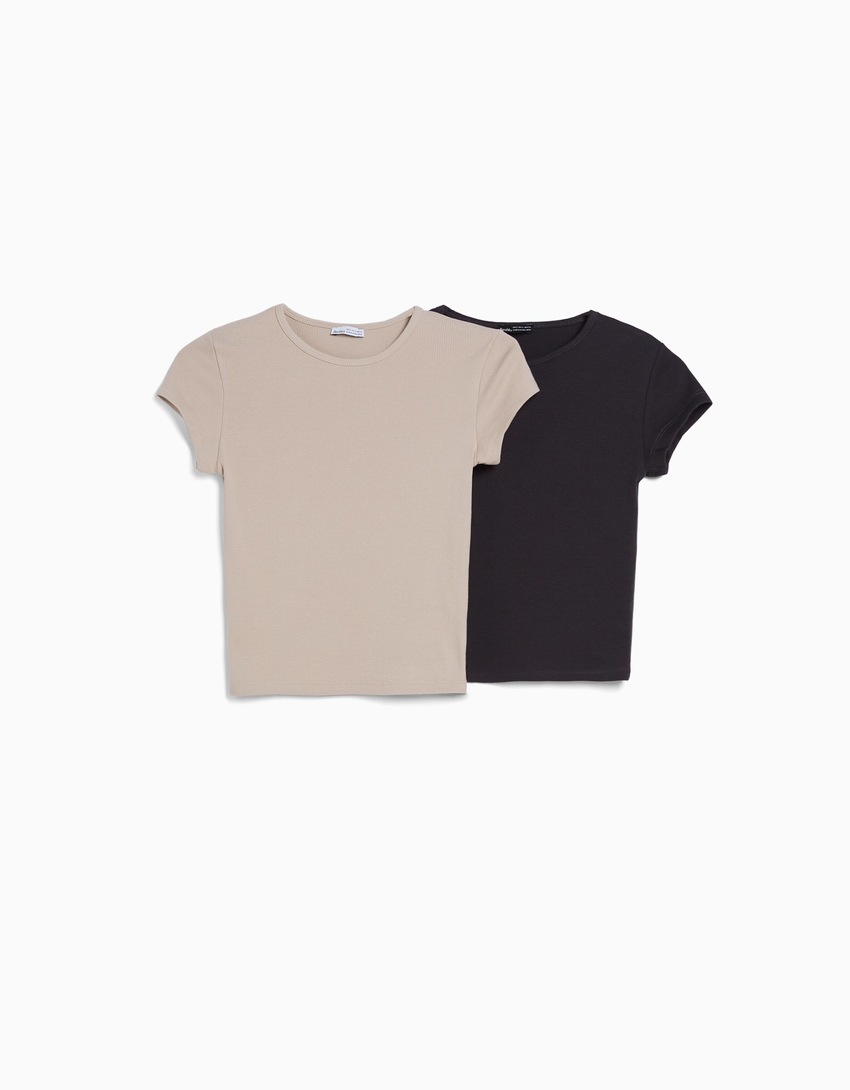 Pacote com 2 camisetas caneladas de manga curta.