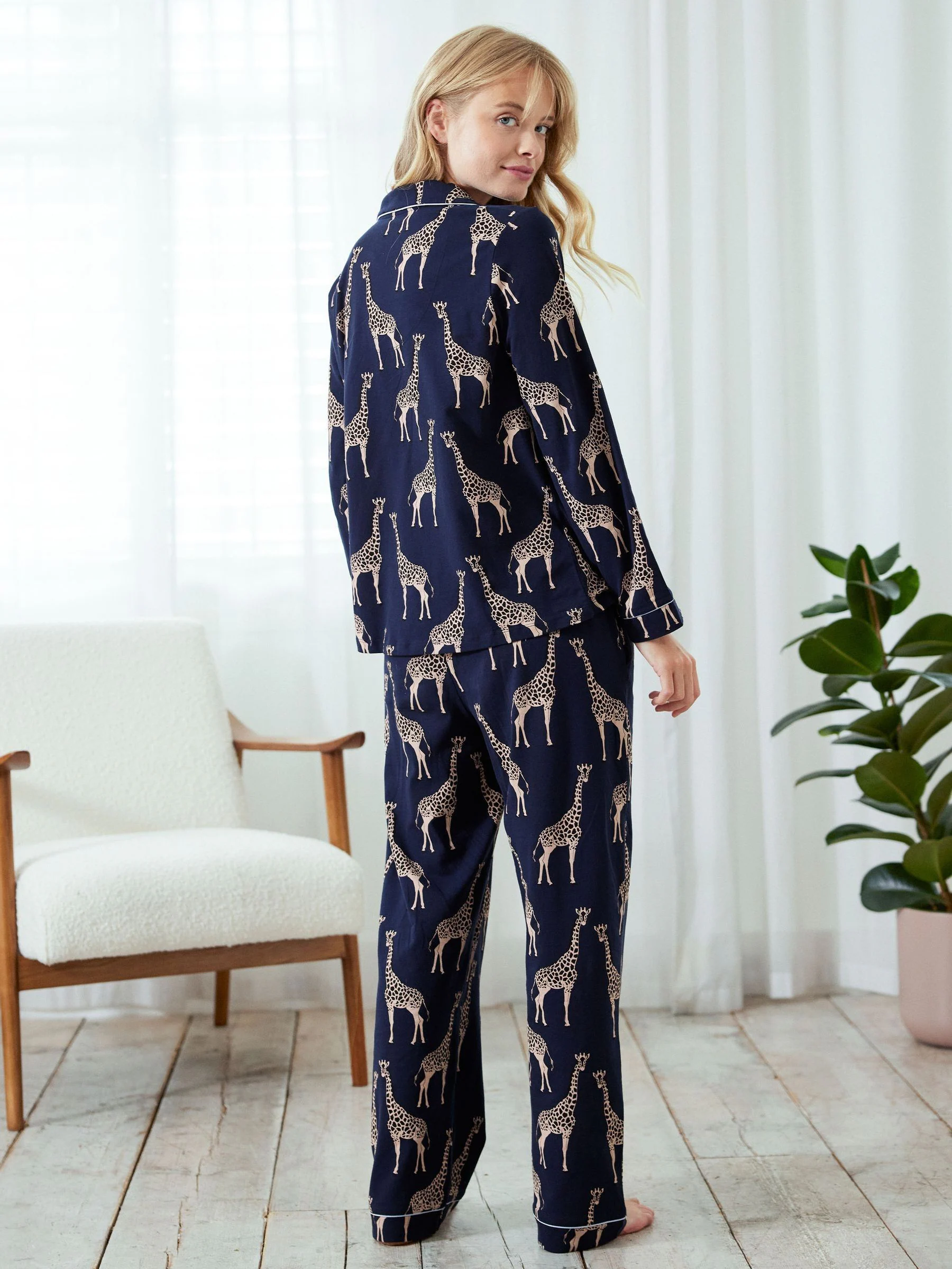 Celestial Blue - Chelsea Peers - Lange pyjamaset met giraffenprint en knopen