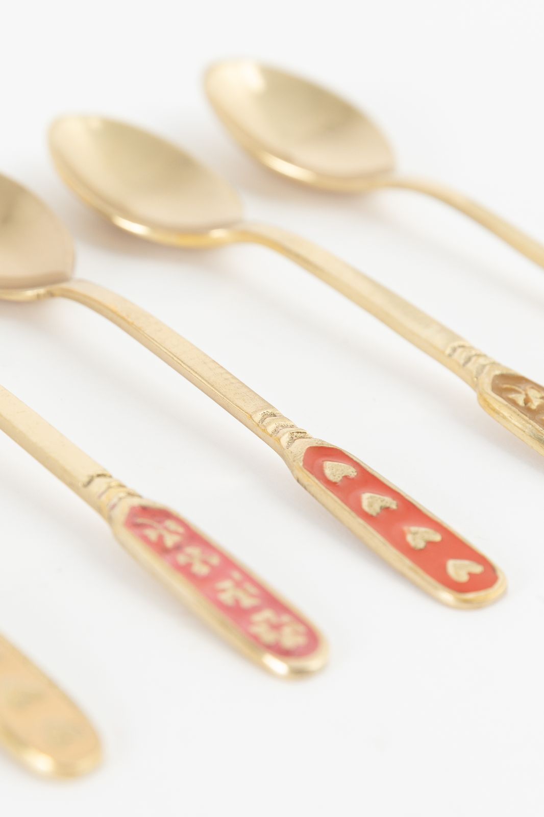 Goudkleurige theelepels met vintage details