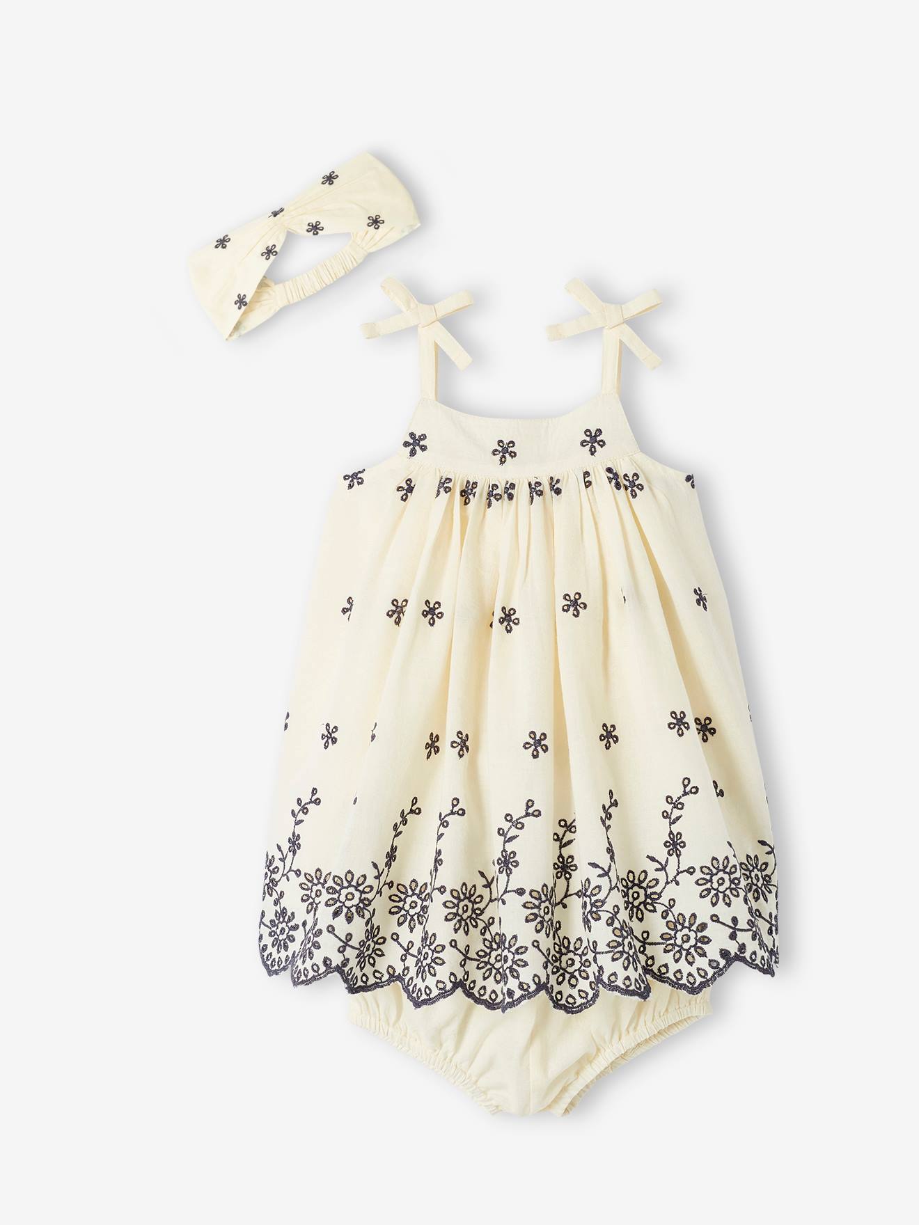 Conjunto para bebê: vestido bordado, calcinha tipo bloomer e faixa de cabelo bege combinando.