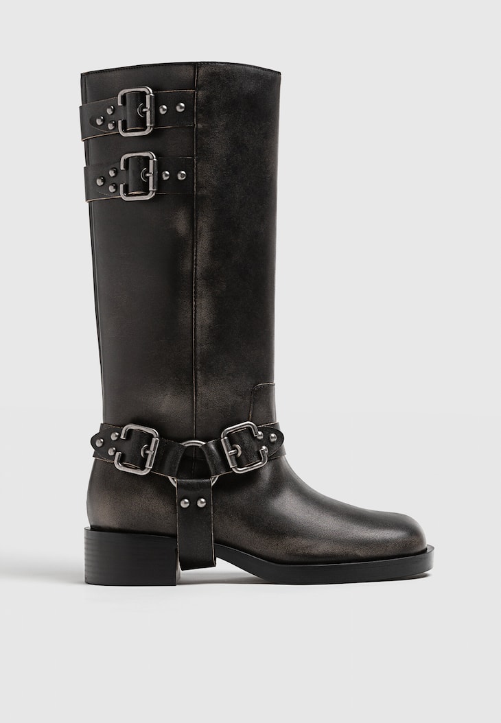 Botas planas desgastadas com fivelas