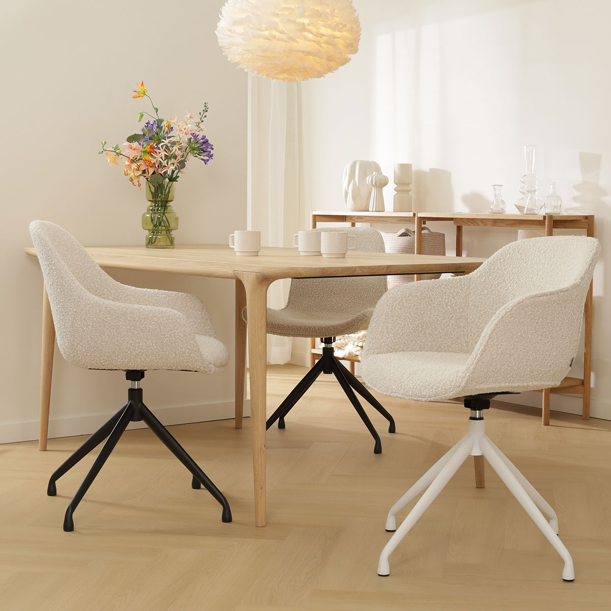 Eetkamerstoel Nola-Mae bouclé beige - zwart onderstel