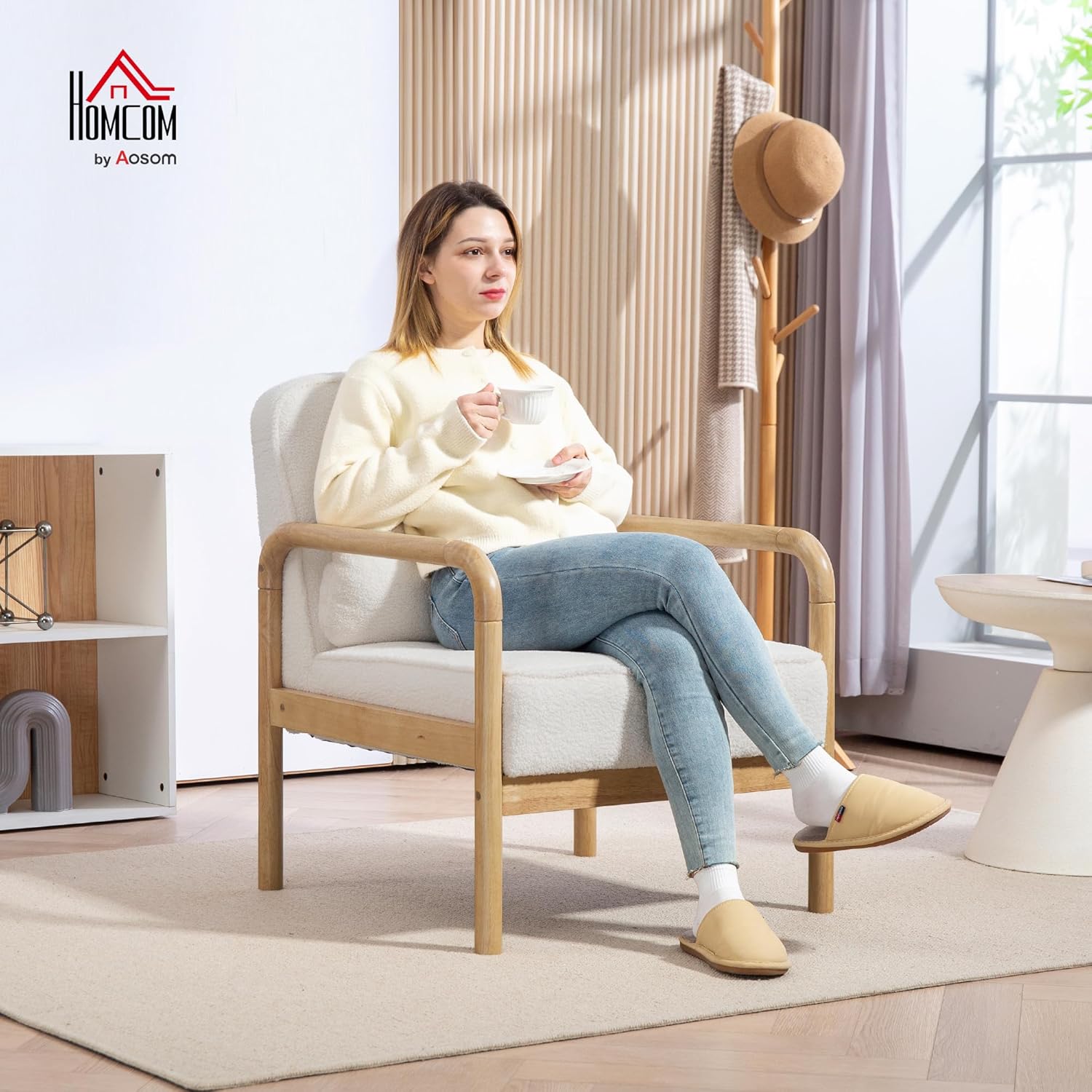 HOMCOM Sessel Wohnzimmer Loungesessel mit Armlehnen, Holzbeine, Großen und Dicken Sitz, Relaxsessel Lesesessel mit Wurfkissen, Bouclé-Optik, Polstersessel für Schlafzimmer Weiß