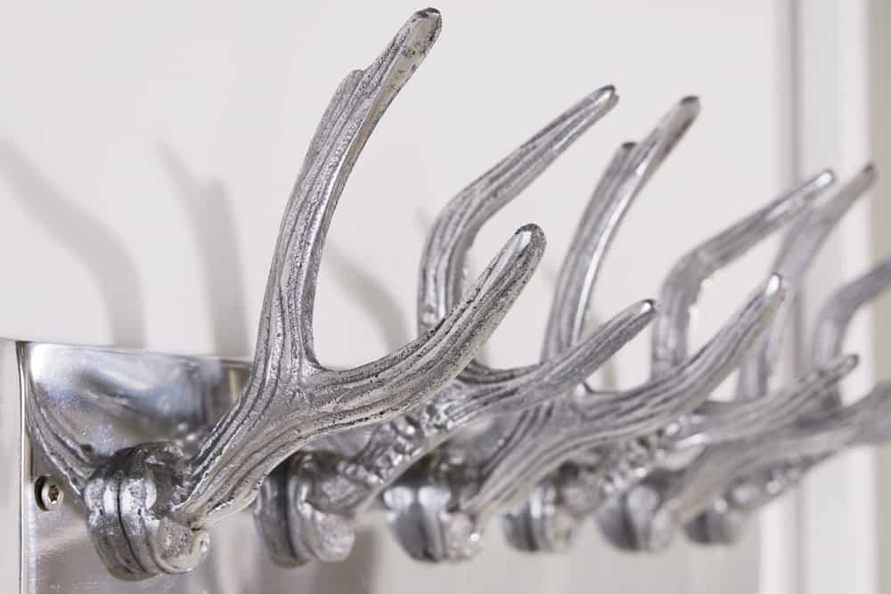 Dekorative Wandgarderobe DEER 50cm silber Aluminium poliert Hirschgeweih Kleiderhaken